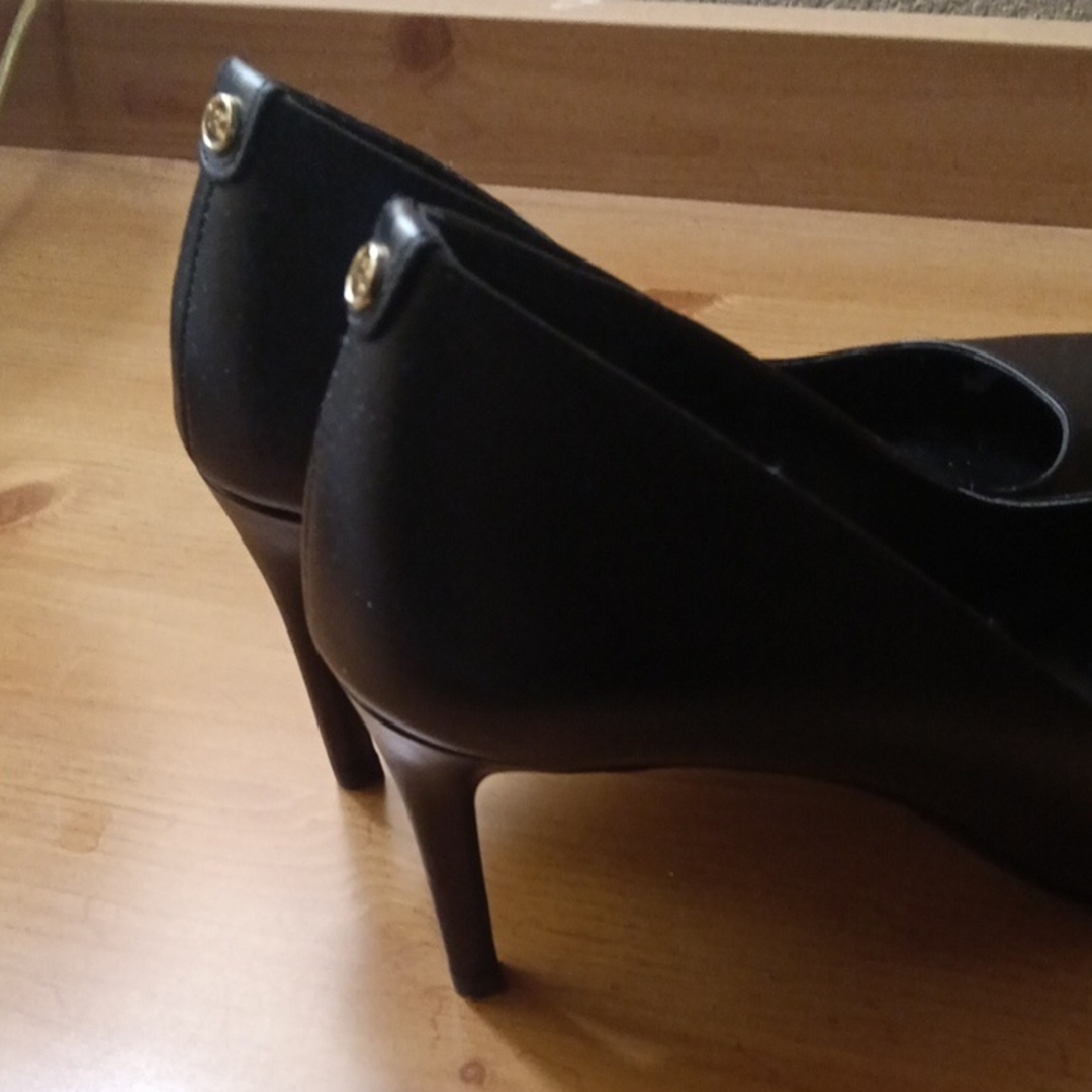 Michael Kors Classic Black Heels, 3.75" heel | Size 8, MINT Condition,FINAL SALE - Picture 5 of 8